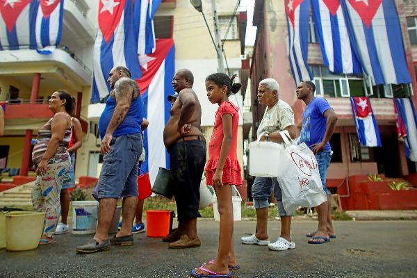 Cubanos haciendo fila para conseguir agua potable