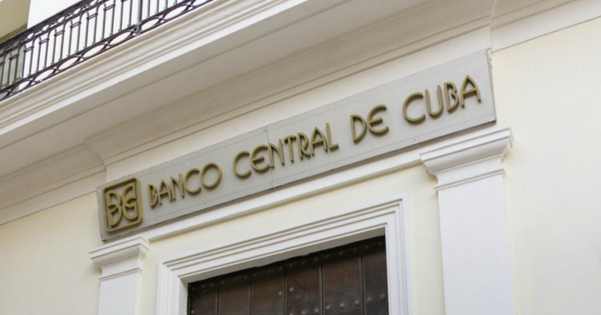 Banco Central de Cuba informa cómo enviar remesas por el