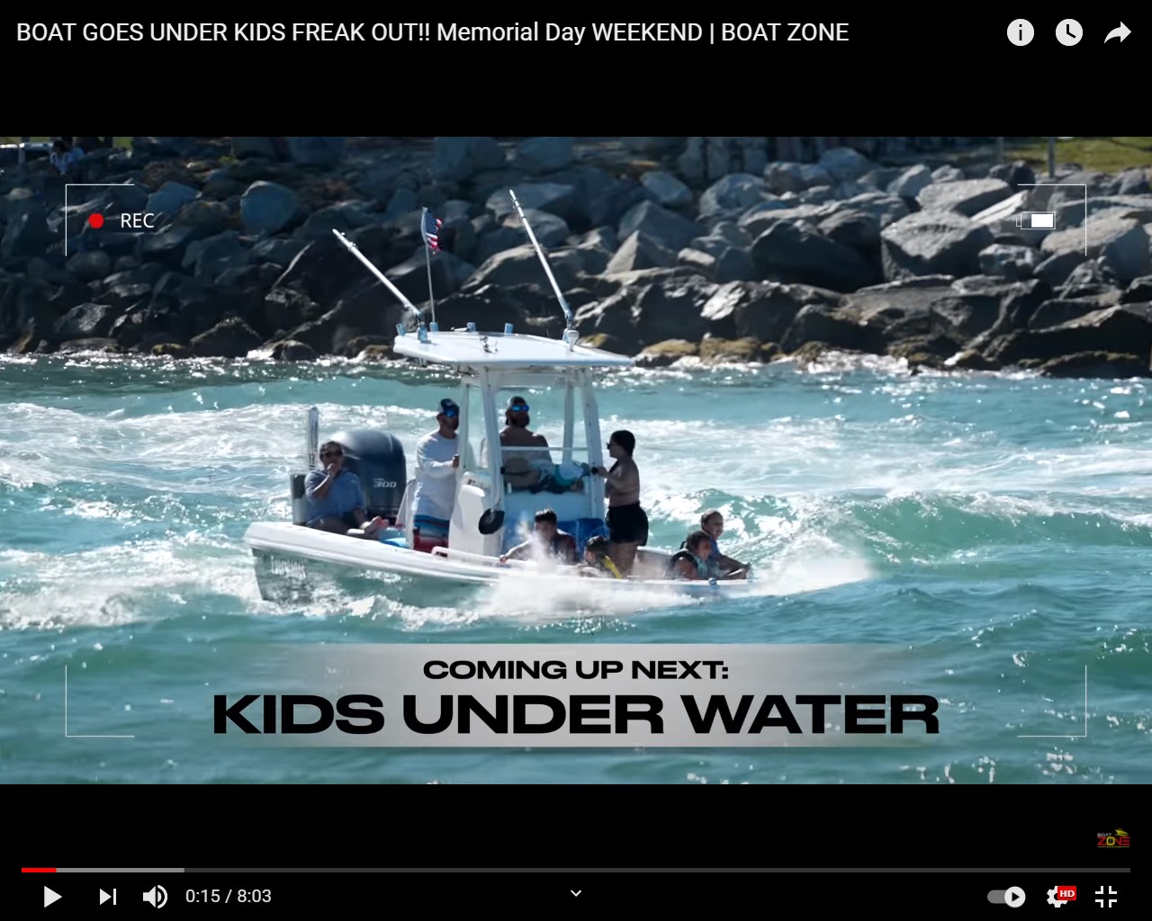 Niños aterrados en lancha sacudida por olas