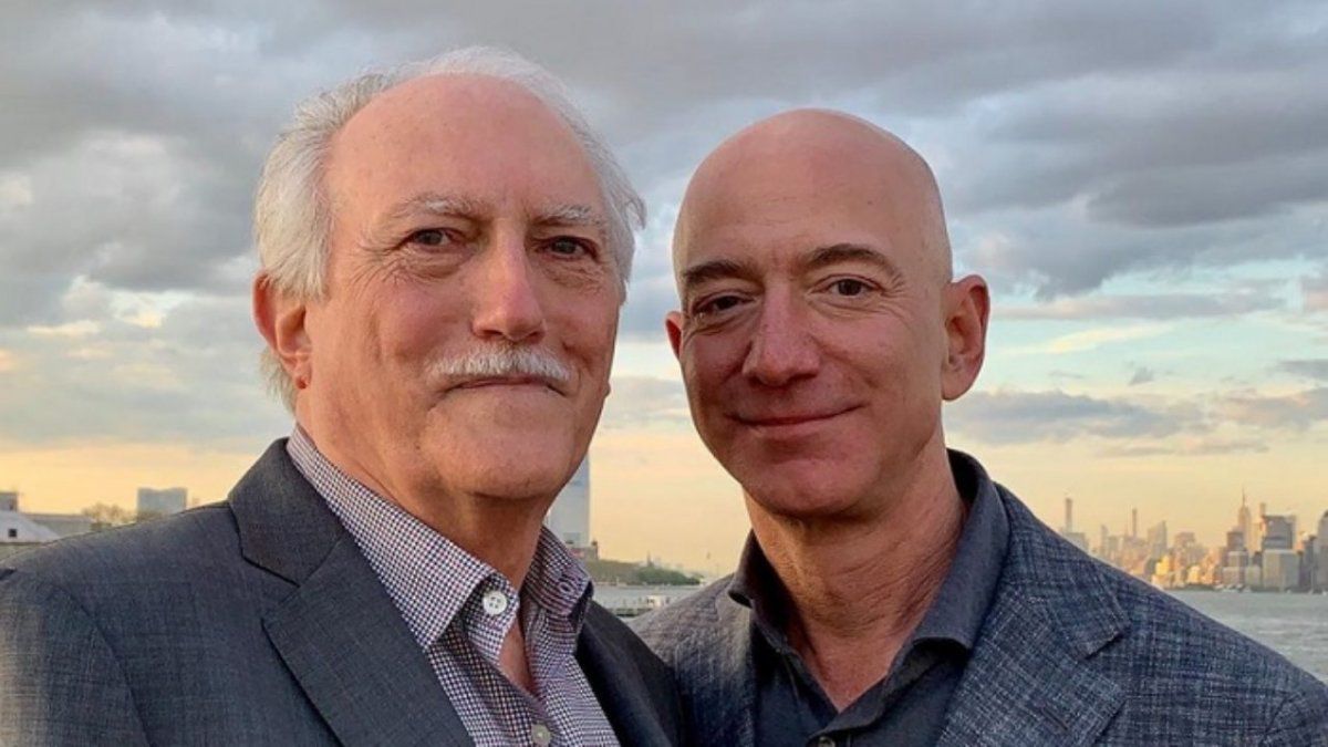 Jeff Bezos felicita a su padre cubano y le dice que lo ama