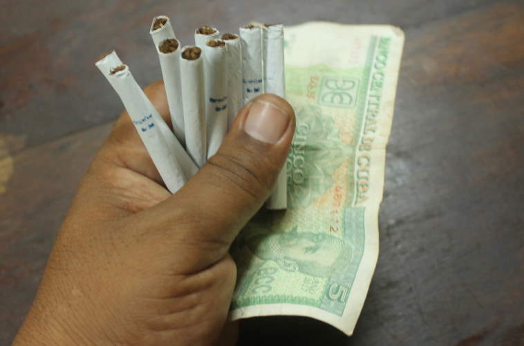 Compra de cigarros reducida a la mitad en La Habana