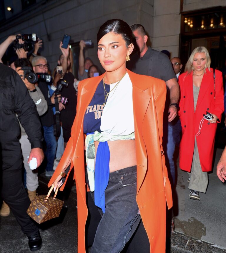 Kylie Jenner deja su barriguita al descubierto en Nueva York