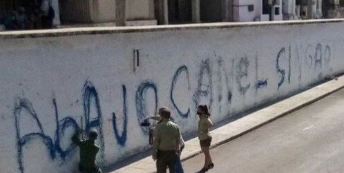 "Abajo Canel Singao": grafiti provoca despliegue policial