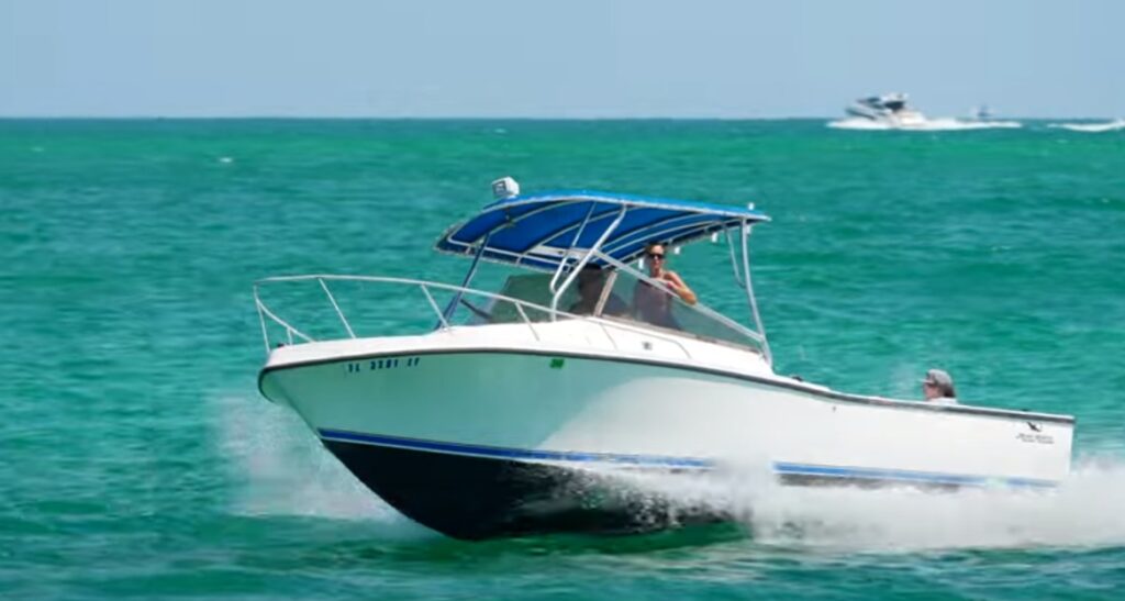 Boat Zone Par de mellizas que escapan de la censura Univista TV