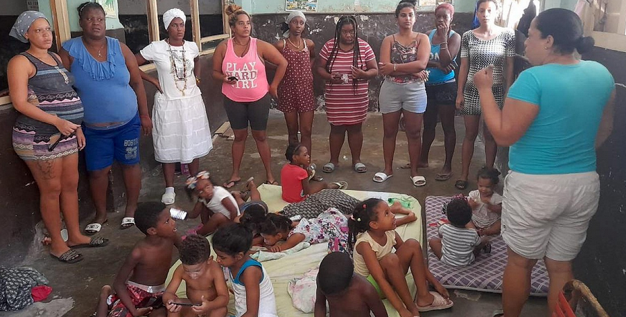 Madres cubanas y 11 niños invaden local abandonado