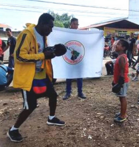 Cubano enseña boxeo a migrantes en México