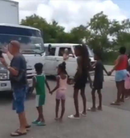 Madres e hijos protestan en una autopista de La Habana