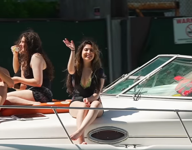 Chicas hermosas regresan traviesas a Boat Zone